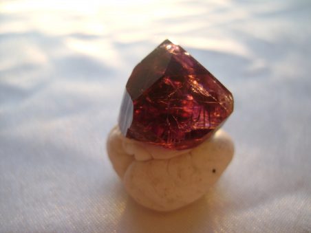камень турмалин фиолетовый